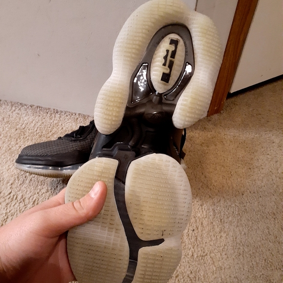 Lebron 19 - Picture 4 of 7